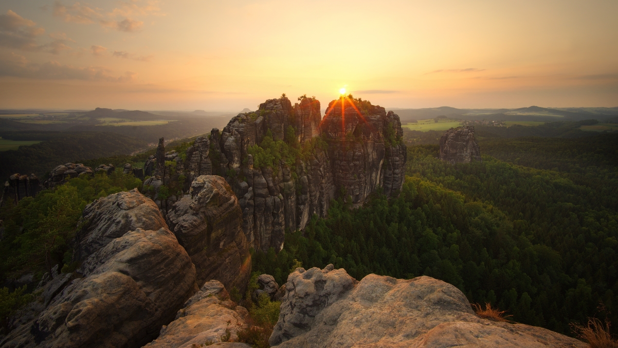 山 树林 石头 高处 夕阳日落风景4k壁纸