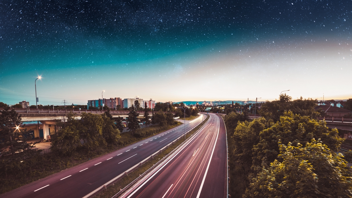 晚上 公路 城市 天空 星空4k风景壁纸