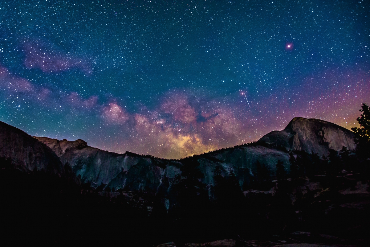 夜晚的山 星空风景4K壁纸