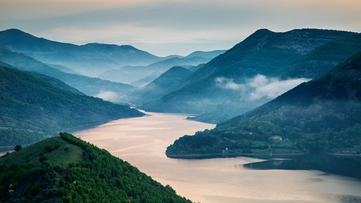 雾蒙蒙的日出,山川河流风景3840x2160壁纸