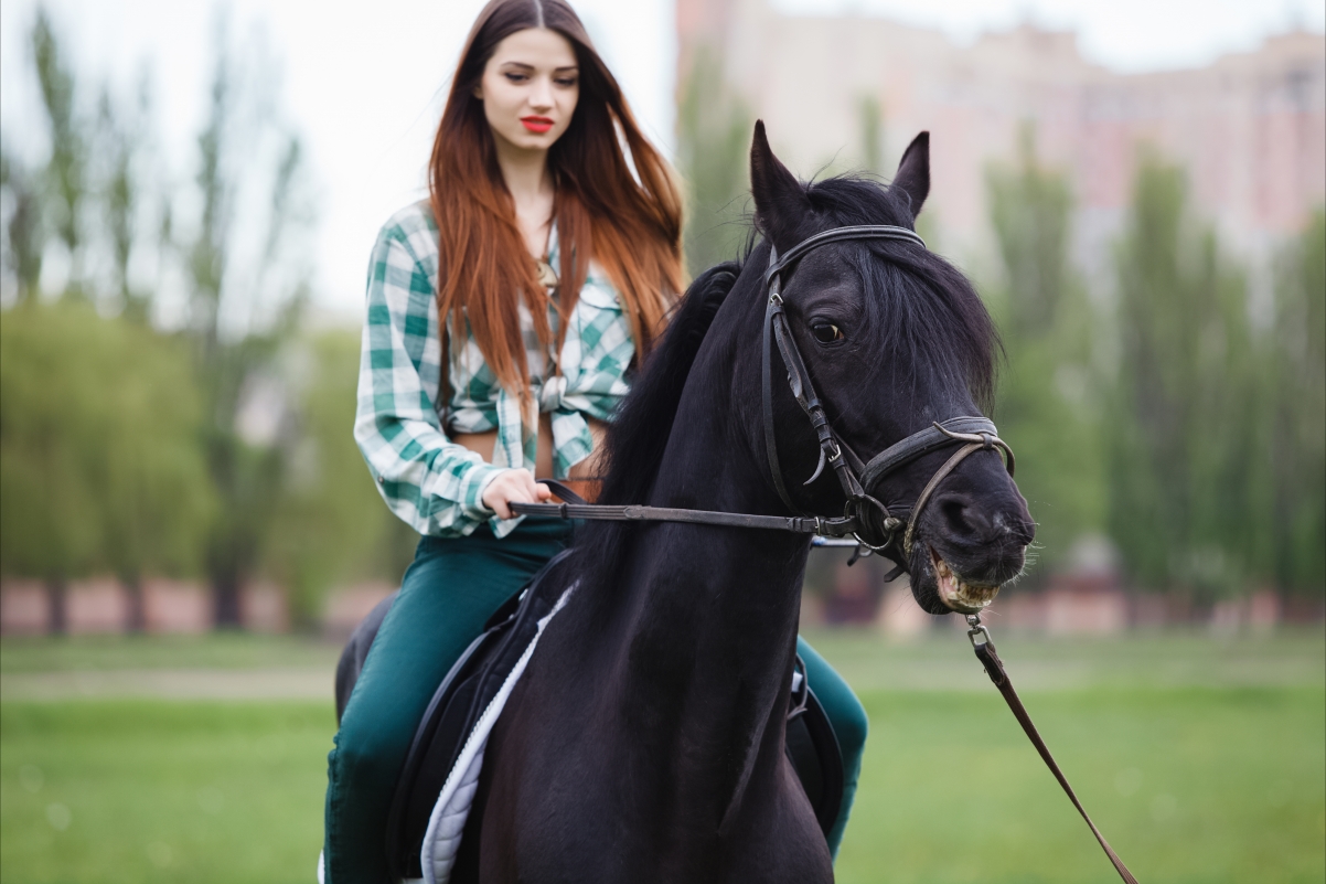 美丽的女孩骑马5K壁纸