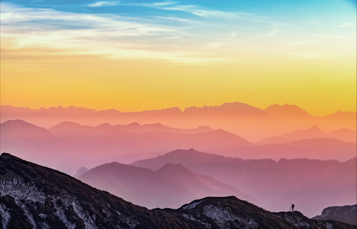 日落,山,登山者,4K风景壁纸