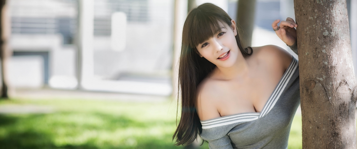 露肩裙长发美女3440x1440壁纸