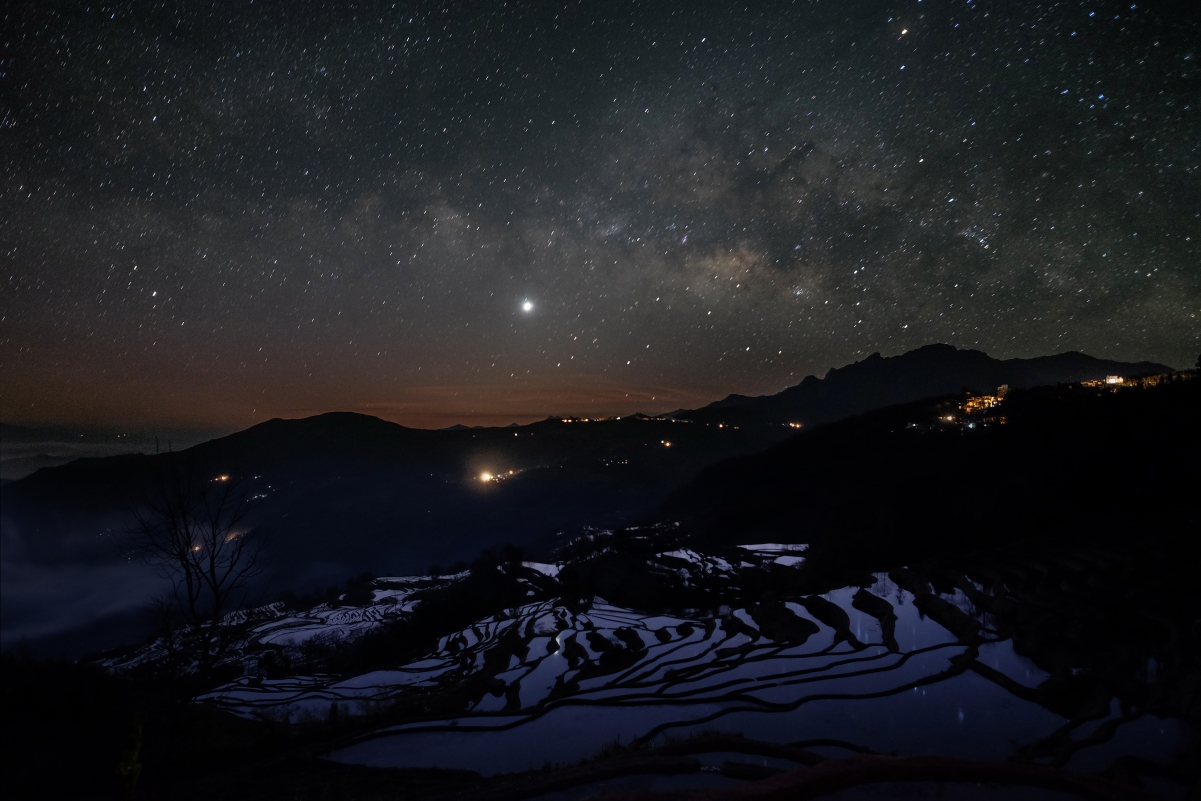 天空 星星 夜晚 山 梯田 4K风景壁纸