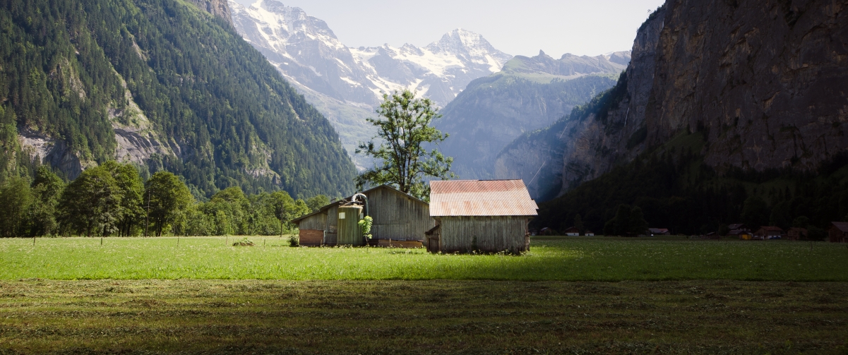 劳特布伦嫩(Lauterbrunnen)谷地风景3440x1440曲面屏壁纸