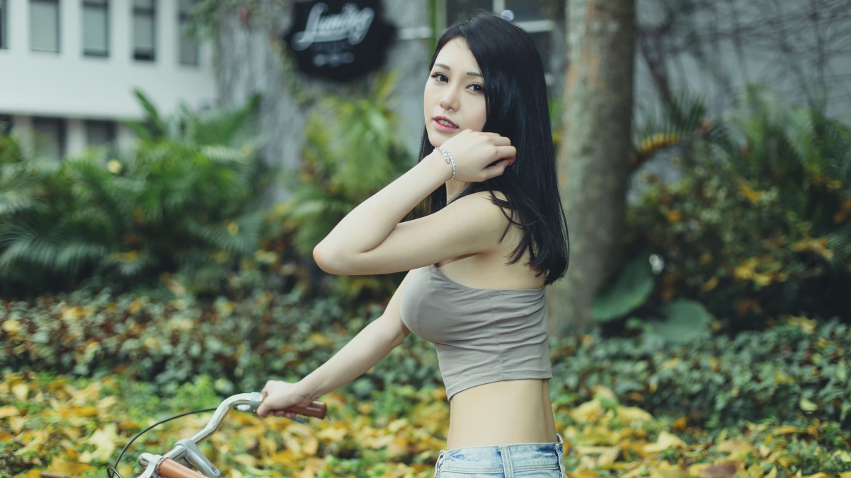 单车 可爱性感美女4K壁纸