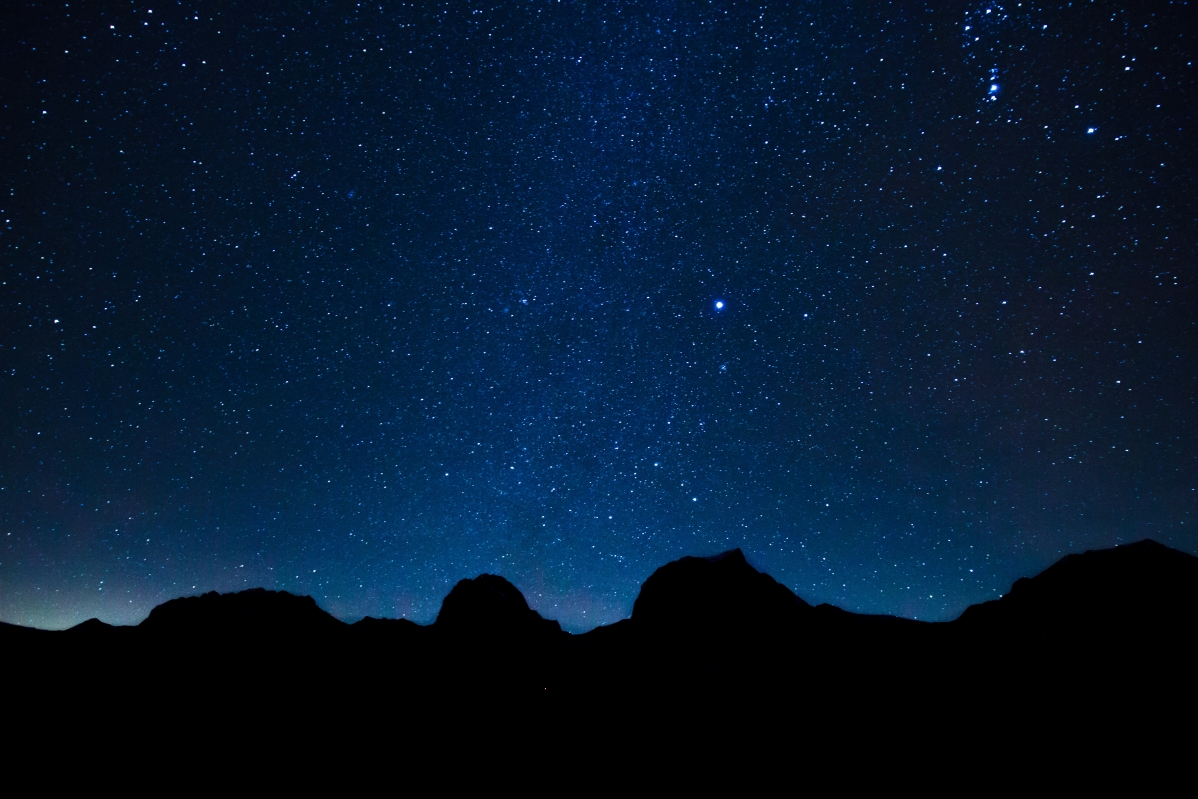 繁星点点的天空 山 傍晚的天空 瑞士 星空 5K风景壁纸