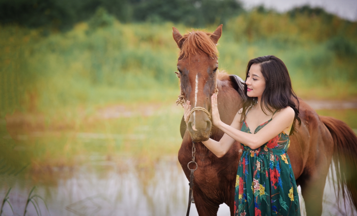 河边 马儿 穿裙子漂亮的女孩美女人物风景摄影图片