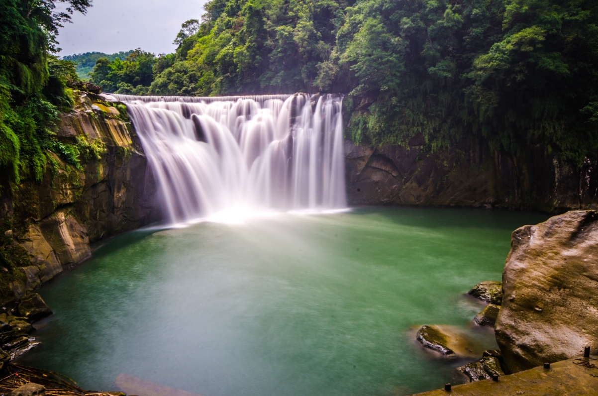 山水瀑布风景4K壁纸