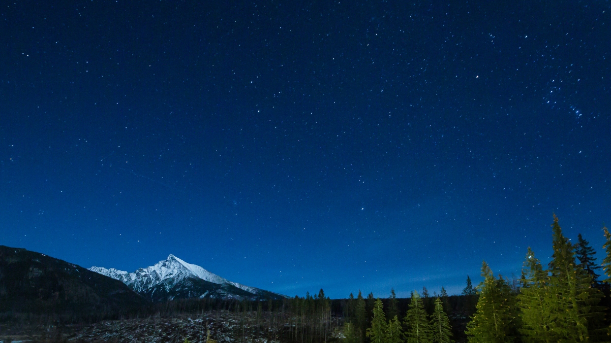 山区与夜 天空 星空 星星 4K风景壁纸