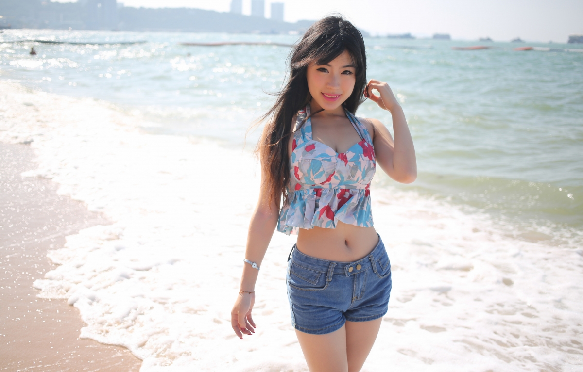 刘雪妮verna 海边长发美女模特 牛仔短裤 4K壁纸