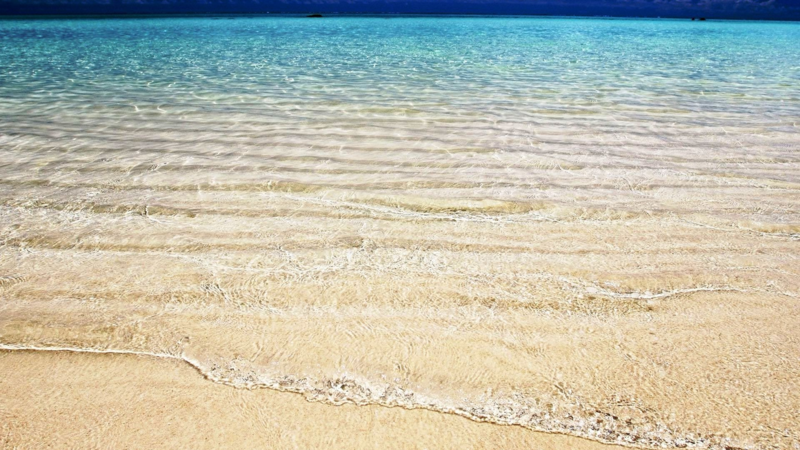 沙滩，海浪，清晰的海水，蓝色