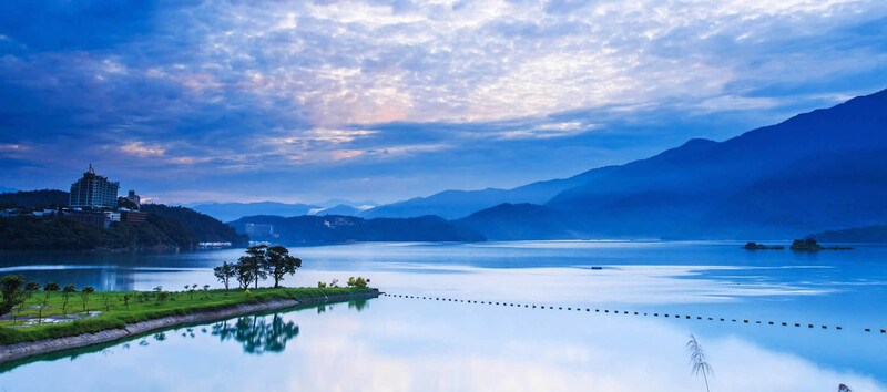 蓝色湖光山色风景背景