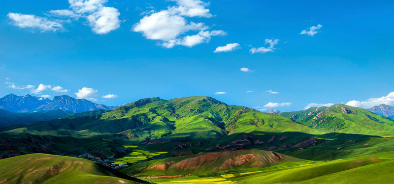 清新蓝天群山背景