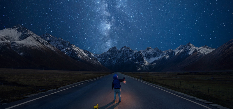 夜晚儿童公路背景图