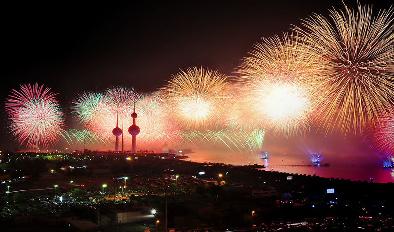 城市节日夜幕炫丽烟火