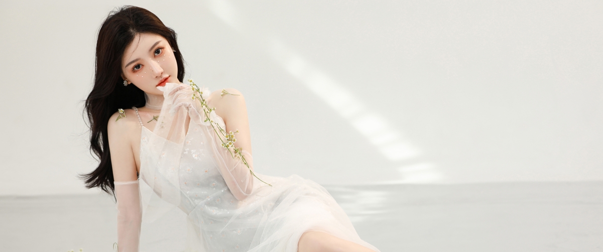 室内居家美女 白色裙子 好看美腿 皱菊花3440x1440带鱼屏壁纸