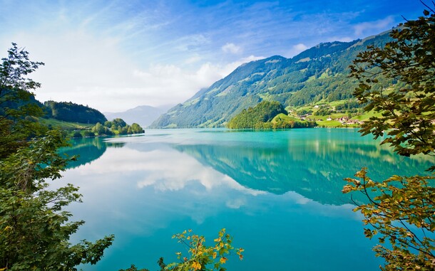 山间湖景海报背景