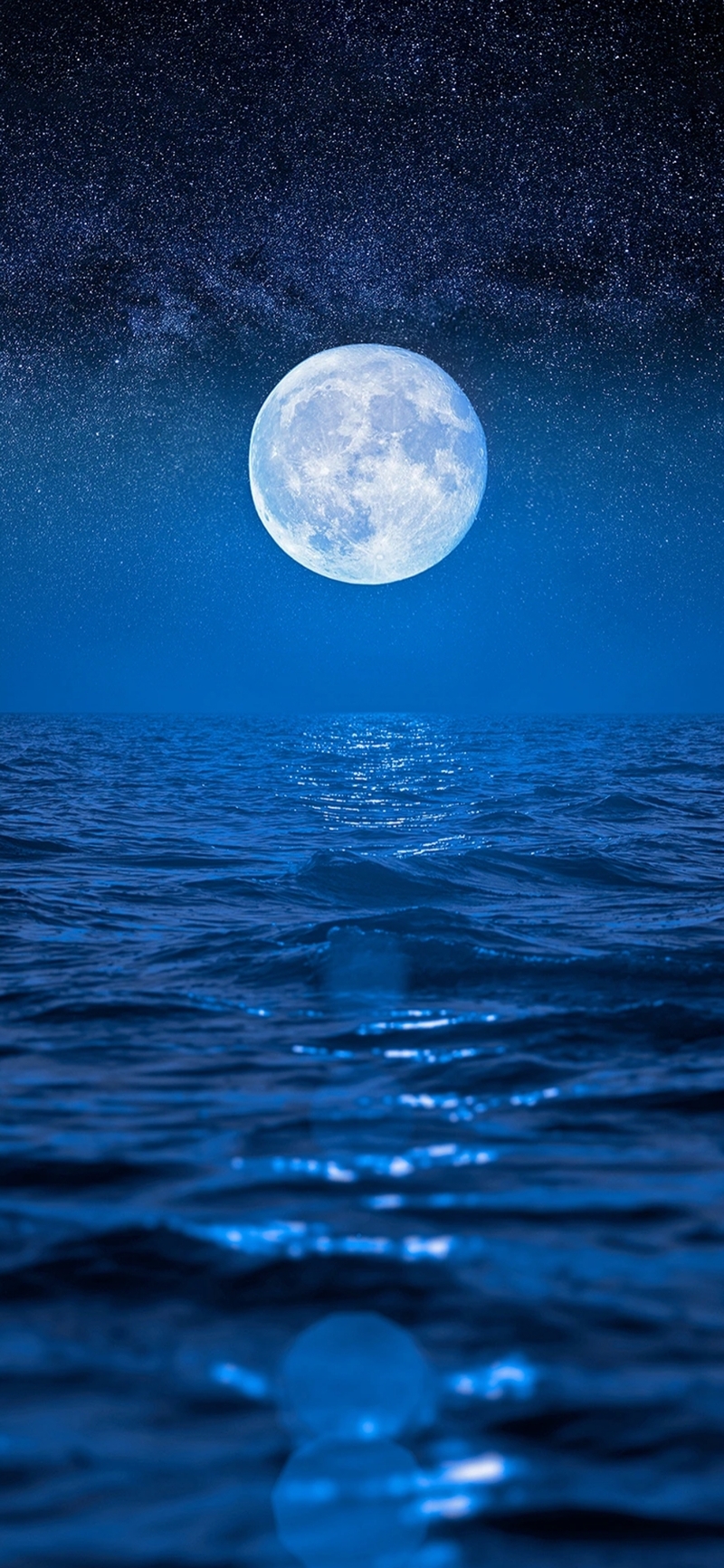 月圆之夜蓝色海水