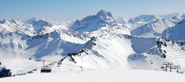 蓝天白云山峰雪地