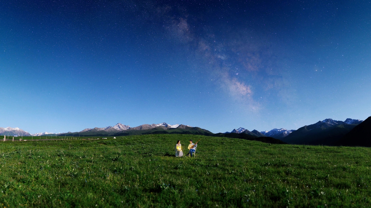 4K风景 星空 山 草地 情侣 浪漫 电脑壁纸