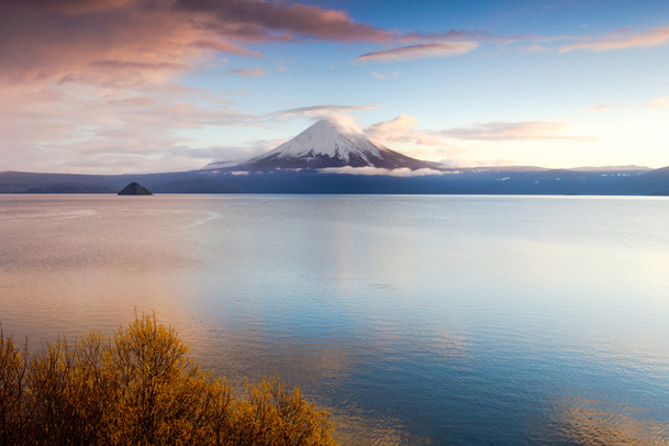 富士山旁的湖面海报背景