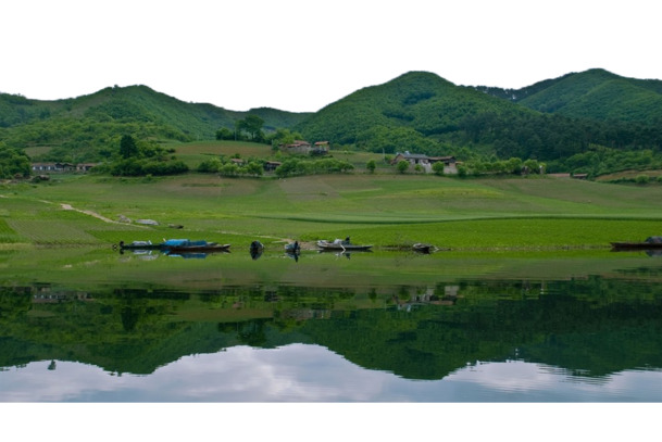 小山丘前的河流