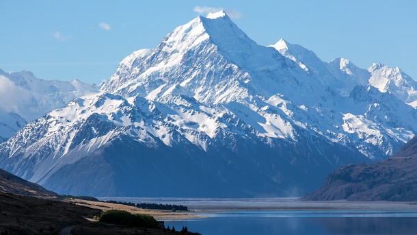 湖边雪山海报背景