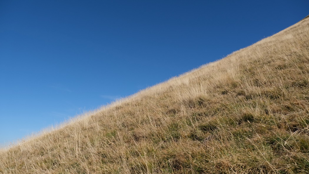 3840x2160 草 坡 山 天空 风景 自然壁纸 背景4k uhd