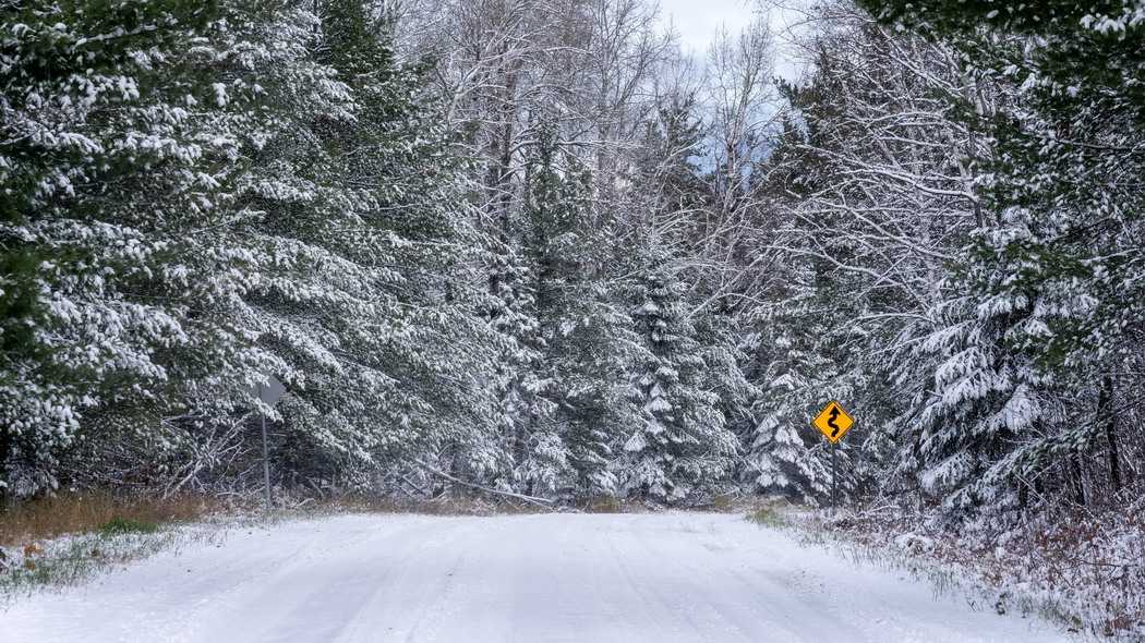 3840x2160 森林 雪 道路 路标 冬季 4K高清壁纸