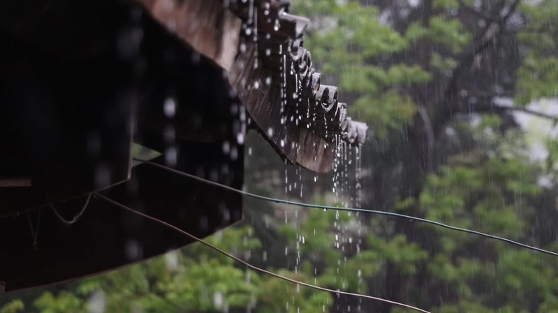 雨天瓦房屋檐雨滴呀