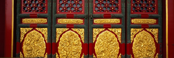 红色中国风大门金色花纹