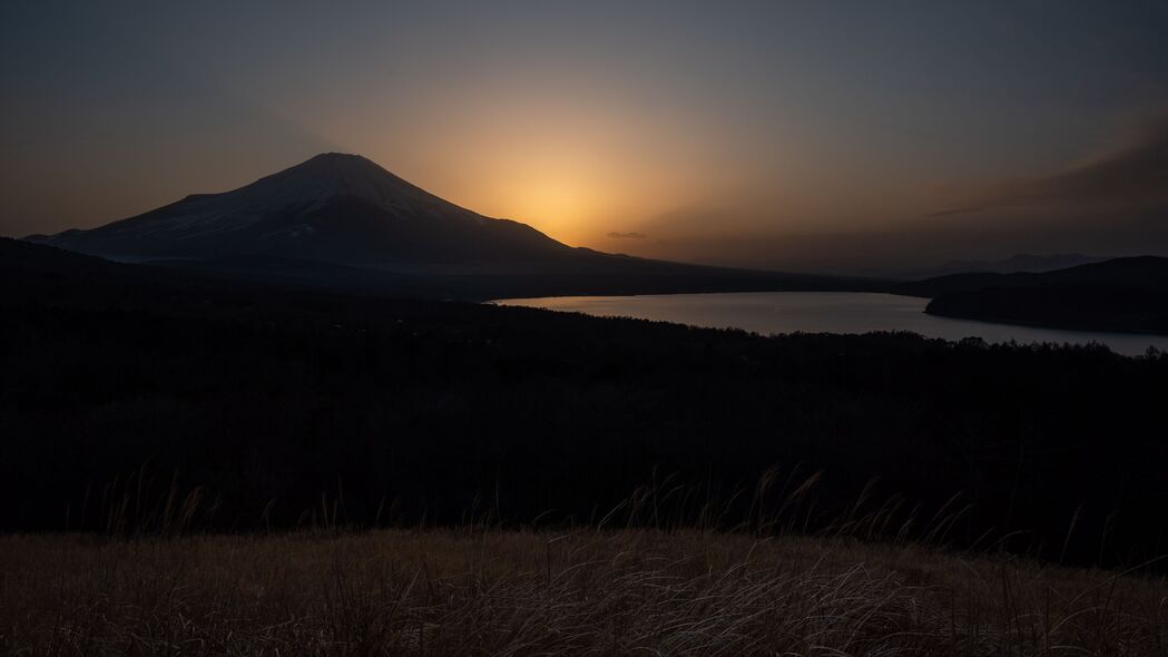 3840x2160 湖 火山 草 自然 深色 4k壁纸 uhd 16:9