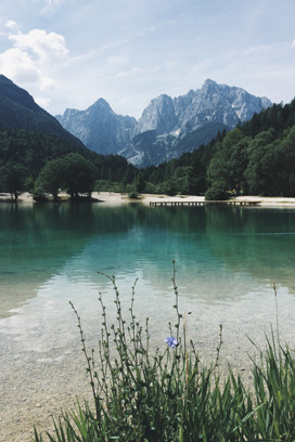 手绘青山绿水美景户外
