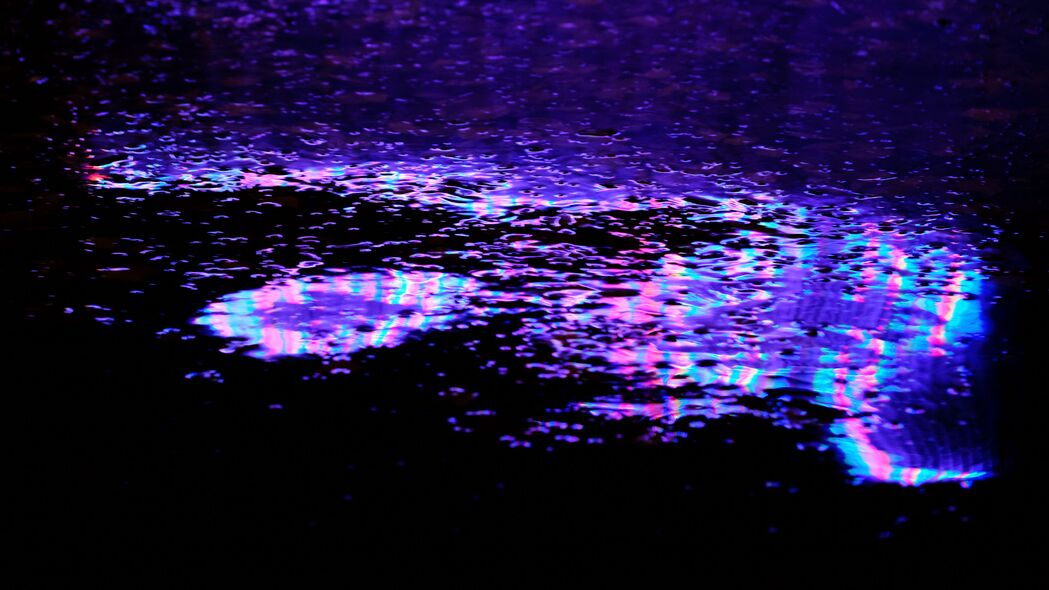 3840x2160 水坑 反射 霓虹灯 光 紫色 深色 4k壁纸 uhd 16:9