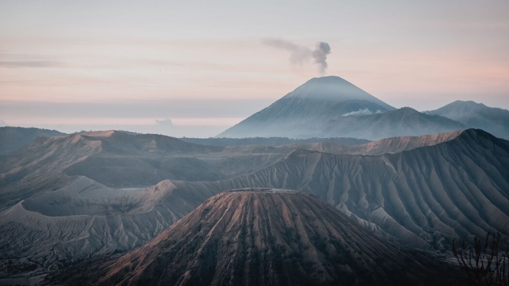 3840x2160 火山 山峰 烟雾 雾 风景 4k壁纸 uhd 16:9