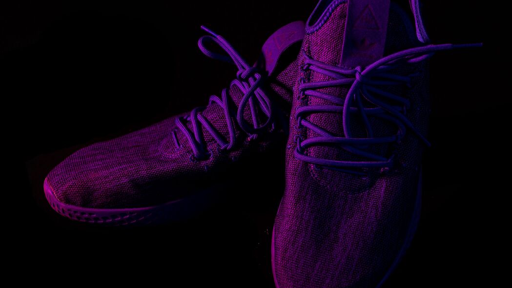 3840x2160 运动鞋 鞋 紫色 深色 4k壁纸 uhd 16:9