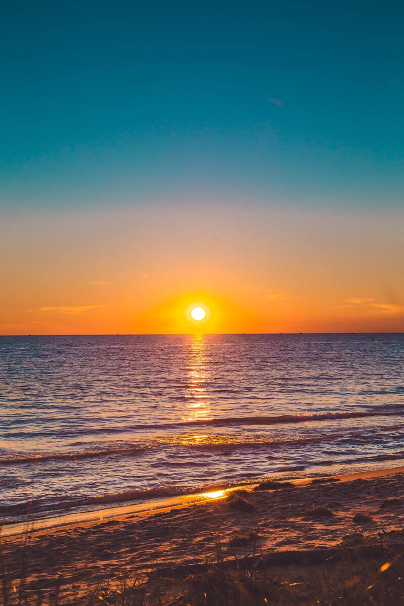 海上夕阳西下的美景