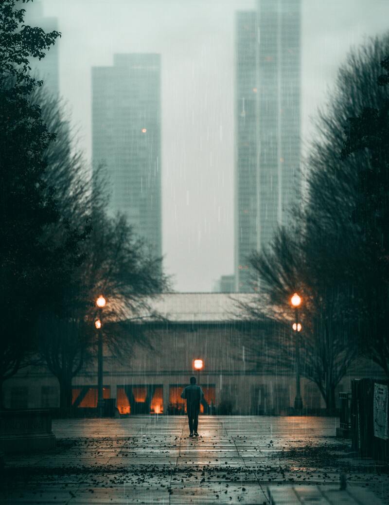 下雨前的人潮伤感交织世界