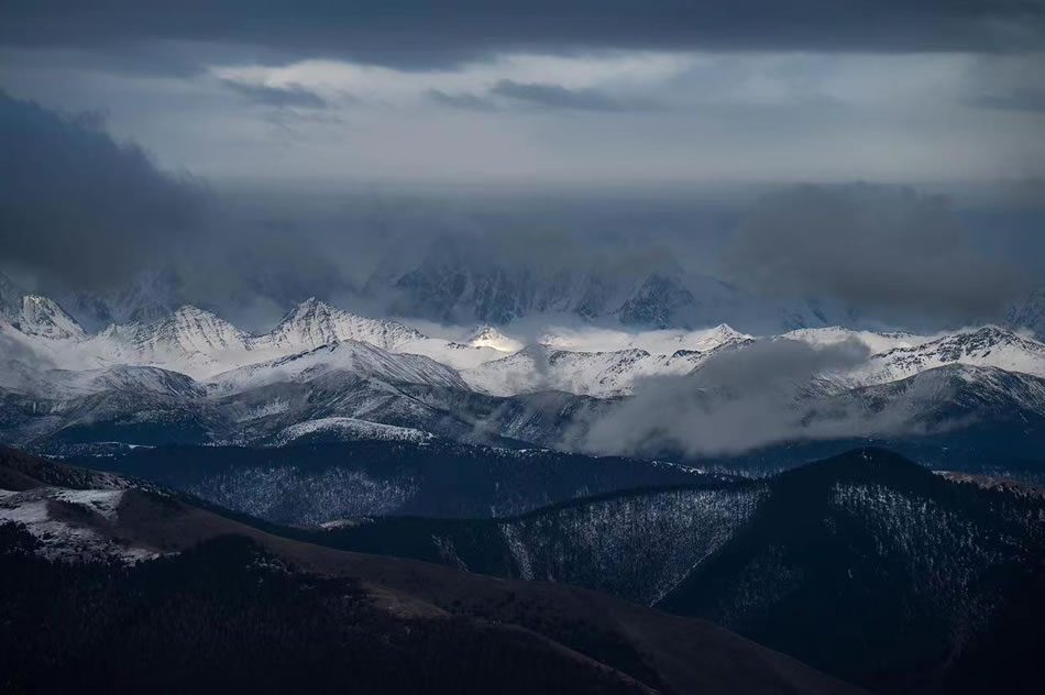 远处云雾缭绕下积雪的山脉超清风景壁纸图片