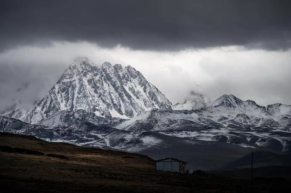 草原 小屋 雪山 暗色系 自然风光 5K壁纸