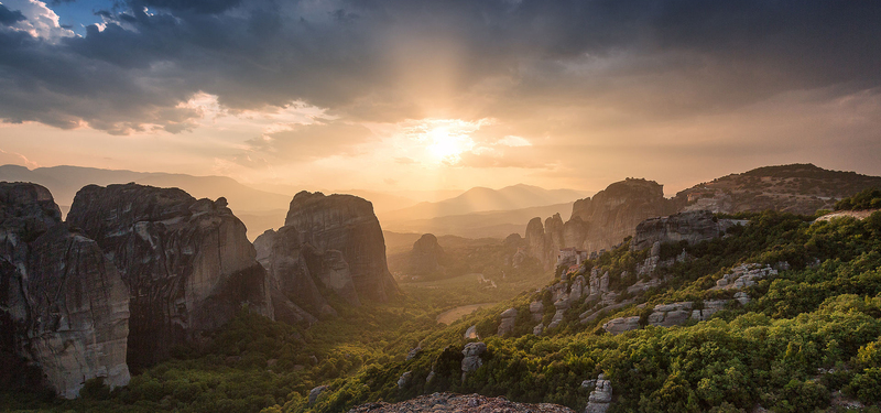 黄昏山谷背景图