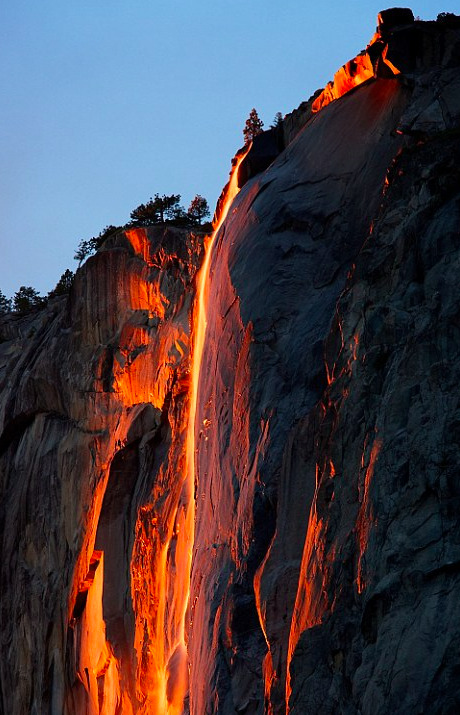 美国公园火瀑布奇景如火山岩浆