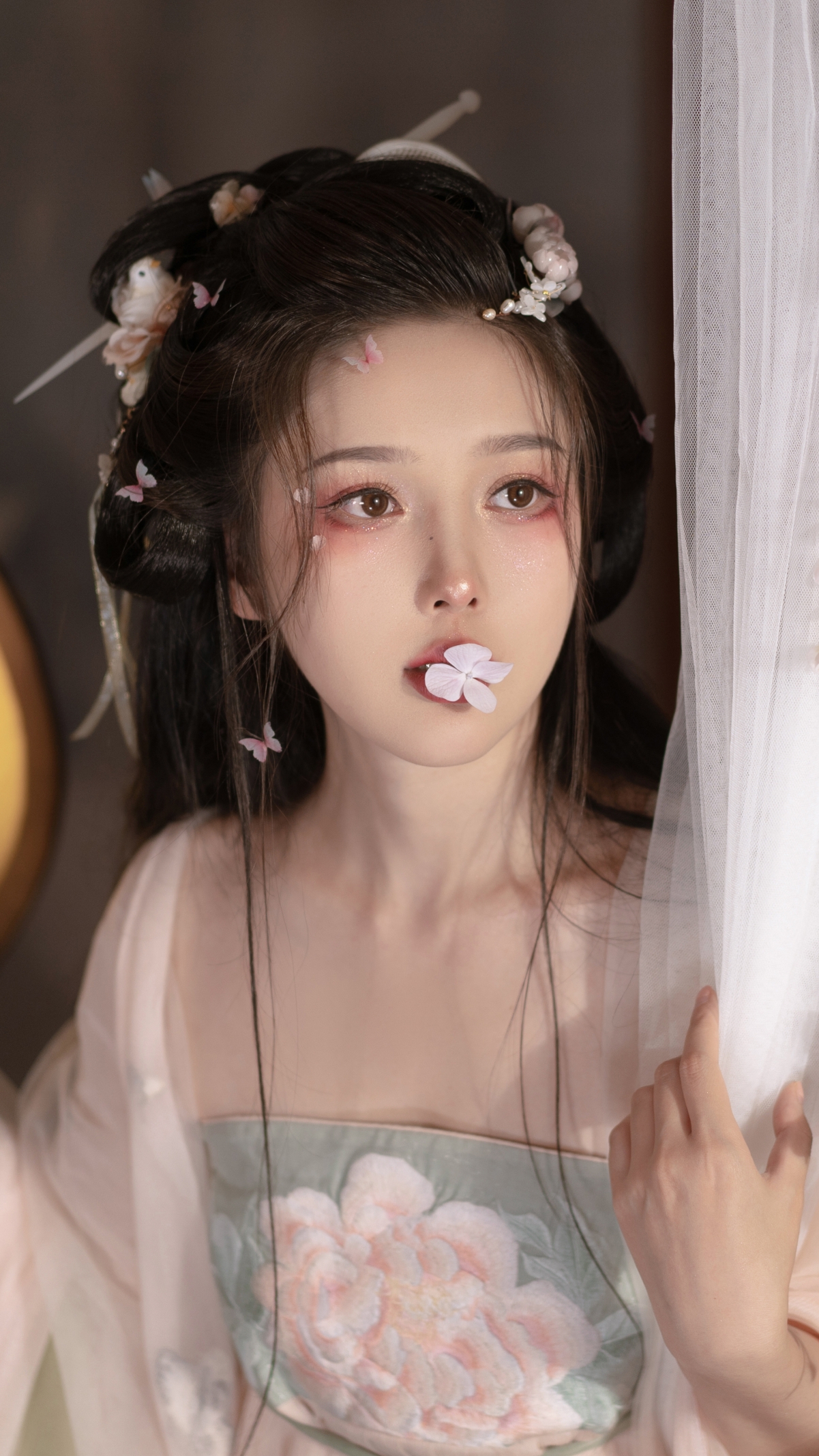 古风古装美女嘴巴含着花瓣4k手机壁纸2160x3840