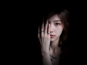 光影美女 半遮面 手遮脸 暗调 暗黑黑色背景 神秘氛围 4K壁纸 3840x2400