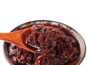 陶瓷碗里的牛肉酱