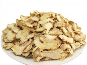 白色盘子里的干姜片